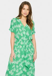 Rochie verde cu mânecă scurtă, gât în V, model floral, cu curea la talie și închidere cu nasturi. Material ușor, respirabil, cu o finisare texturată.