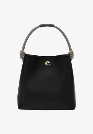 Zwarte leren handtas met een afgeronde taupe handgreep, gekenmerkt door een gouden letter "C" accent en een geknoopte detail aan de basis van de handgreep.