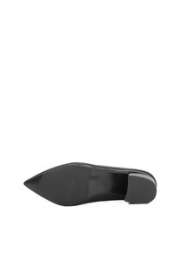 Pump in pelle nera con design a punta, texture liscia e suola nera solida. Il tacco ha una leggera elevazione per un tocco di eleganza. Stile semplice.
