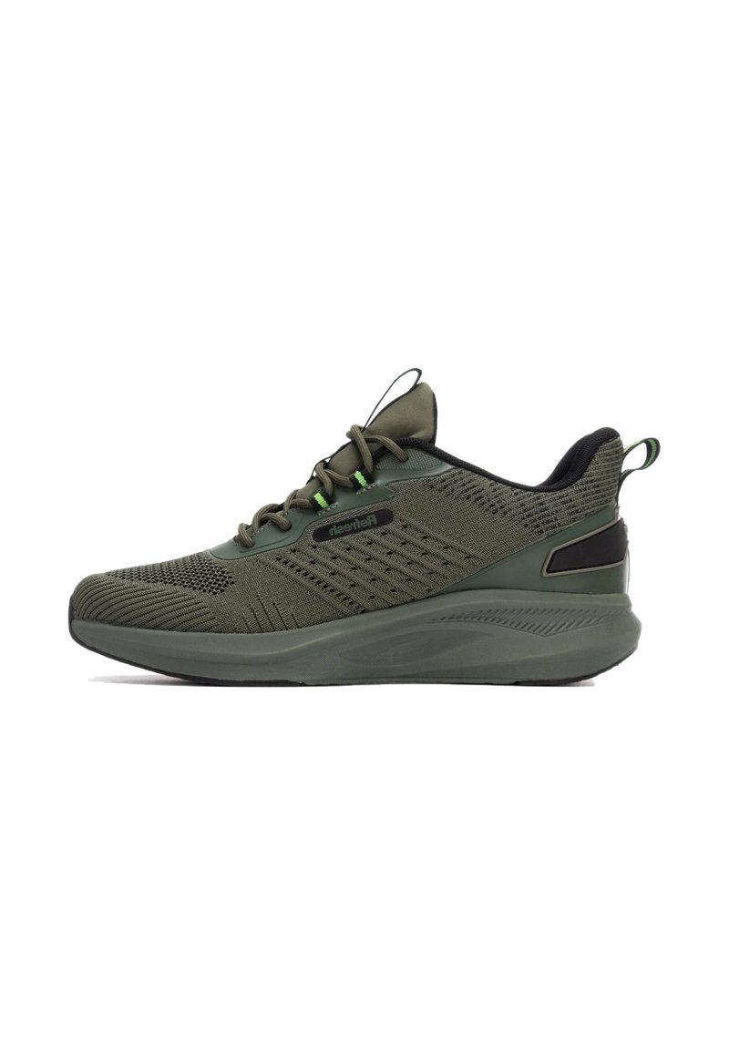 Zapatillas deportivas verdes con parte superior de punto texturizado, acentos negros y suela acolchada, con cordones redondos y una lengüeta en el talón.
