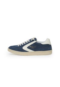 Sneakers in pelle con una base blu navy, accenti bianchi, suola beige e dettagli del logo dorato. Design classico con una forma arrotondata.