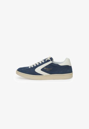 Sneakers in pelle con una base blu navy, accenti bianchi, suola beige e dettagli del logo dorato. Design classico con una forma arrotondata.
