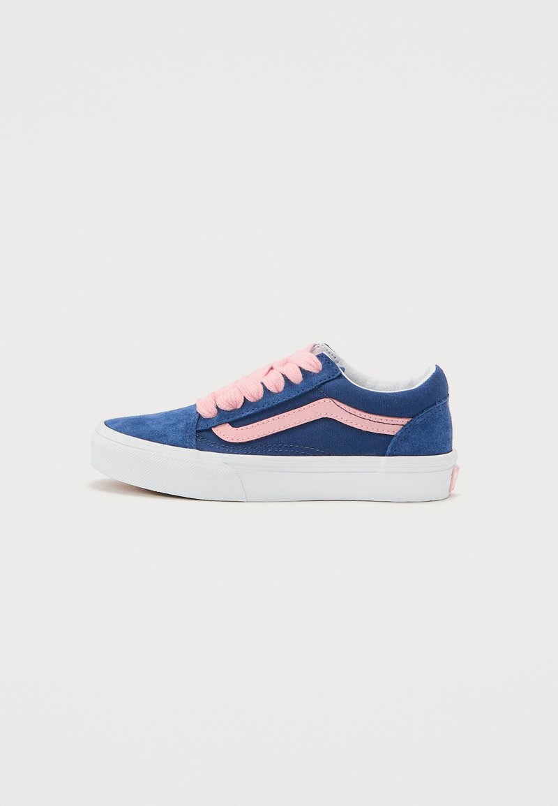 Blue suede sneaker with pink laces and side accents, white rubber sole, rounded toe, and textured finish. Classic low-top design.