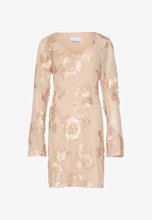 Ziedu raksta kleita mīkstā bēša audumā, ar garām piedurknēm un V formas kakla izgriezumu. Akcentēta ar metālisku ziedu izšuvumu.