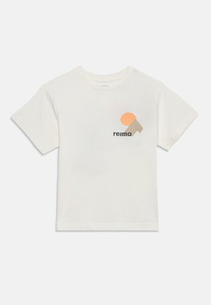 Hvid T-shirt med korte ærmer og rund hals, med en lille orange sol og beige bjergmotiv samt teksten "reima" på brystet.