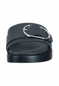 Zwarte schijfsandaal met een gestructureerde bovenkant, voorzien van een ronde neus en een metalen accentgesp. Plat zoolontwerp, gladde afwerking.