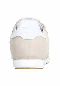 Beige Wildlederschuh mit einem weißen gepolsterten Kragen und Gummisohle. Flache Schnürsenkel und einfaches Design ohne sichtbare Logos oder Muster.