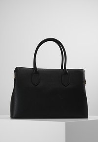 Svart syntetisk handväska med en slät textur, utrustad med två hållbara, rundade handtag och en strukturerad form. Minimalistisk design utan synlig hårdvara.