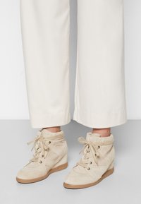 Pavement VIBE 2 - Høye joggesko - beige