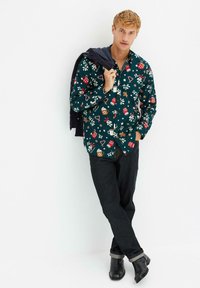 bonprix LANGARM MIT WEIHNACHTSMOTIV - Camicia - green
