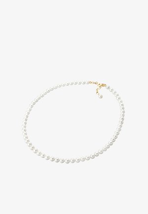 Hvid perlekæde med en guldlås, der har perler i ensartet størrelse og en lille hængende perleaccent nær låsen.
