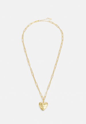 Gouden ketting met rechthoekige schakels en een hartvormig hangertje versierd met kleine stervormige versieringen.