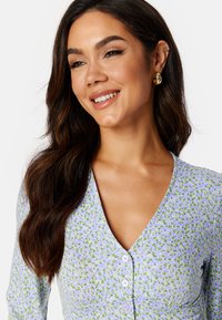 Bubbleroom V-NECK MIDI BUTTON DRESS - Žerzejové šaty - lilac