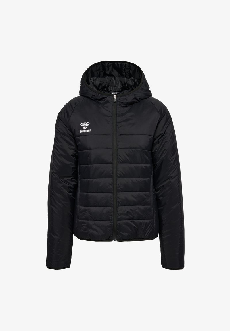 Veste noire matelassée avec capuche, fermeture éclair complète à l'avant et logo hummel blanc sur la poitrine gauche.