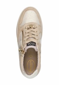 Baskets beiges avec une tige en suède texturé, des accents métalliques et une fermeture éclair sur le côté. Elles présentent une doublure imprimée léopard et des détails blancs contrastants.