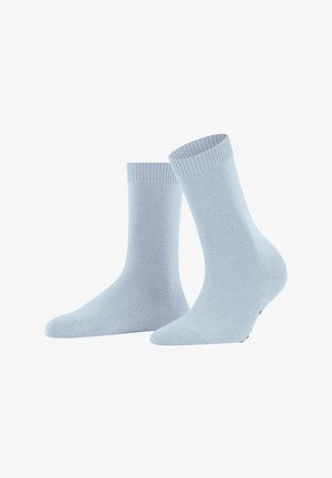 Ein Paar hellblaue Crew-Socken mit gerippten Bündchen, eine steht aufrecht und die andere ist seitlich geneigt vor weißem Hintergrund.