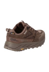 Braune Wanderschuhe mit einem Obermaterial aus Netz und Wildleder, gepolstertem Kragen, Vibram-Laufsohle und verstärkter Zehenkappe. Verfügt über Branding und texturierte Akzente.