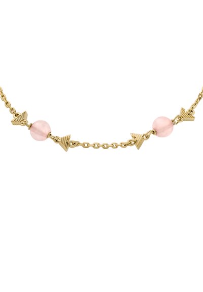 La collana con catena dorata presenta alternanze di perline rotonde rosa e accenti metallici triangolari, mettendo in mostra un design testurizzato.