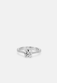 Silberring mit einem großen runden Diamanten in der Mitte, umgeben von kleineren Akzentsteinen auf einem zarten Band. Polierter Finish, minimalistische Design.