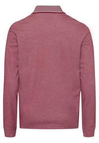 Polo à manches longues bordeaux avec col texturé et poignets côtelés, vu de dos sur fond blanc.