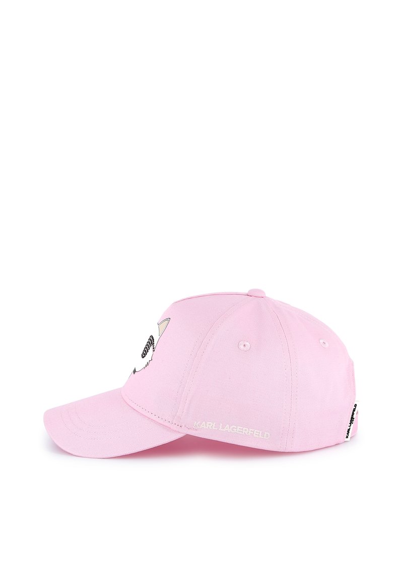 Gorra de béisbol rosa hecha de algodón, con un diseño de dibujos animados en la parte frontal, visera curvada y marca en el lateral.
