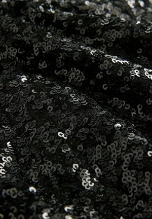 Črn sekvinski material s sijočimi, ukrivljenimi sekvini, ki ustvarjajo teksturiran vzorec; površina se zdi gladka in odsevna.