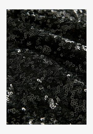 Tessuto nero in paillettes con paillettes lucide e curve che creano un motivo testurizzato; la superficie appare liscia e riflettente.