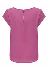 Blouse rose à manches courtes en tissu texturé avec une courte fermeture éclair verticale dans le dos au niveau de l'encolure.