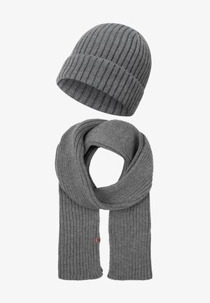 Grijze gebreide beanie en bijpassende sjaal, met verticale ribbeltextuur, zacht materiaal en een klein logo label op de sjaal.