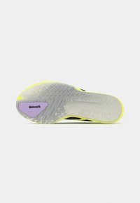 Podeszwa buta z żółtym brzegiem, szarym środkiem o fakturowanym wzorze oraz fioletowym akcentem. Widoczne logo "ADIZERO".