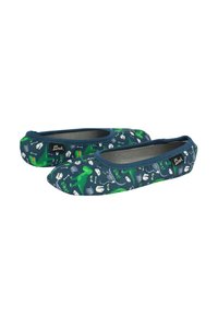 Blaue und grüne flache Schuhe mit einem Dinosaurier-Muster, Obermaterial aus Stoff, runder Zehenform und einer flexiblen Sohle mit einem Schlupfdesign.