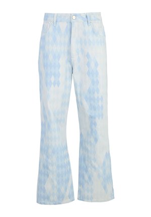 Jeans acampanados de denim azul claro con un patrón de diamantes. Acabados con una cinturilla, cierre de botón y bolsillos delanteros.
