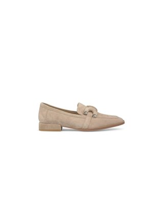 Beige Wildleder-Loafers mit niedrigem Blockabsatz, spitzem Zehenbereich und einem dekorativen Riemen, der mit zwei metallischen Schlaufen versehen ist. Glatte Oberfläche und minimalistisches Design.