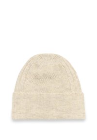 Crème-kleurige gebreide beanie met een geribde omslag, voorzien van een gestructureerd patroon en een ronde kroon. Gemaakt van zacht, warm materiaal.