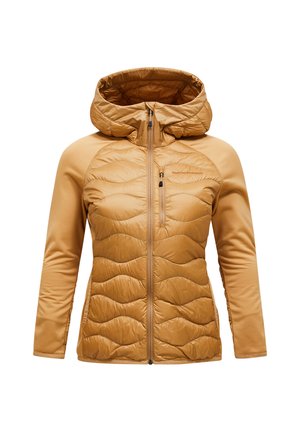 Veste à capuche avec un corps matelassé de couleur brun doré chaud et des manches lisses et ajustées. Comprend une fermeture éclair à l'avant et une poche poitrine zippée.