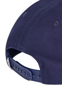 Gorra de béisbol azul marino con textura de tela, visera curva y correa de plástico ajustable con múltiples posiciones para el ajuste del tamaño.