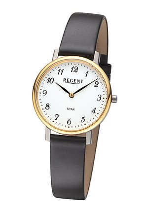 Montre à cadran blanc rond avec chiffres noirs, lunette dorée, boîtier en argent et bracelet en cuir noir. Design simple, visibilité claire.