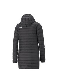 Chaqueta acolchada negra con capucha, que presenta un patrón de acolchado, mangas largas y el logo de Puma en la parte superior frontal. Material suave y ligero.