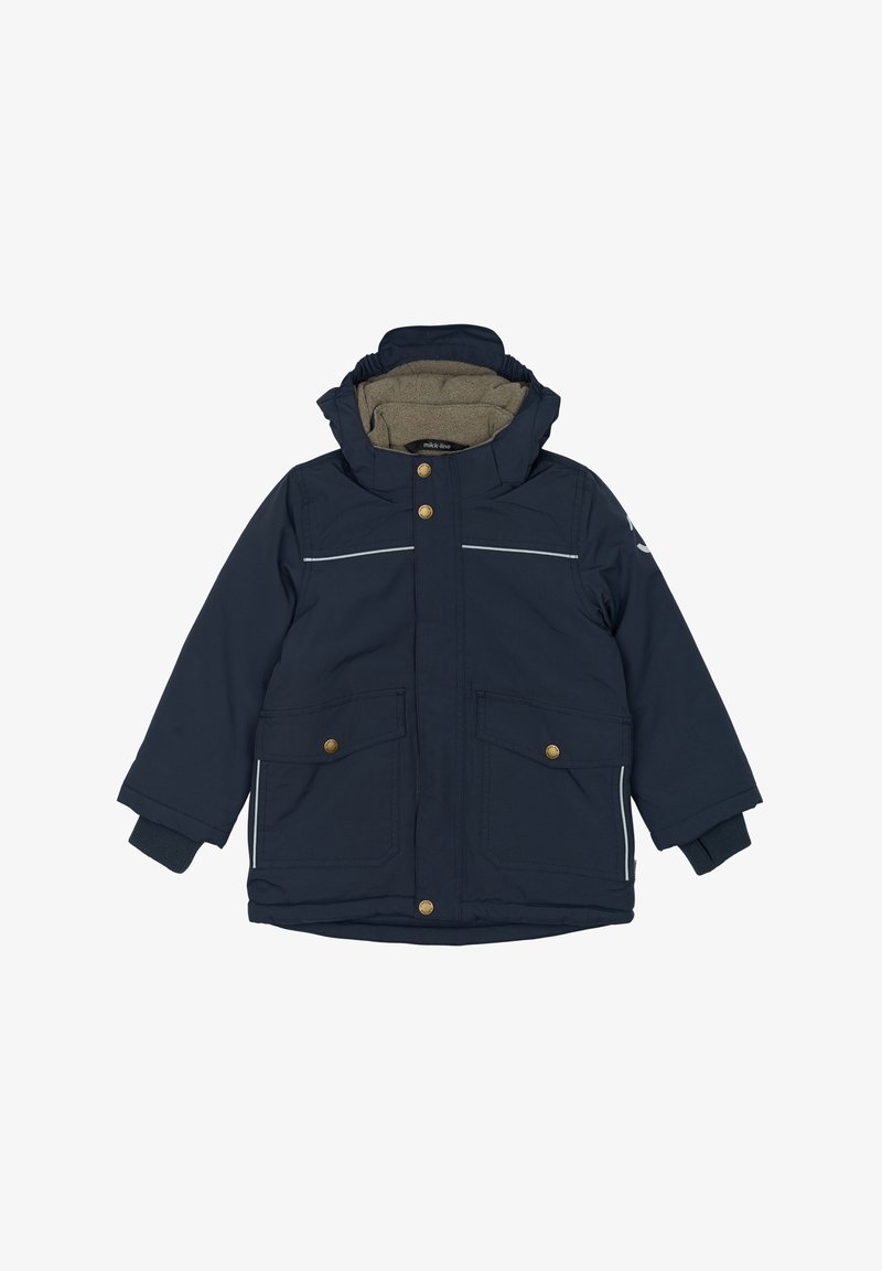 Tamsiai mėlyna paminkštinta striukė su dirbtinės puošnios kailio užtrauktuku, dviem priekinėm kišenėm su auksinėm sagutėm ir baltom akcento juostom. Minkšta, tekstūruota medžiaga.