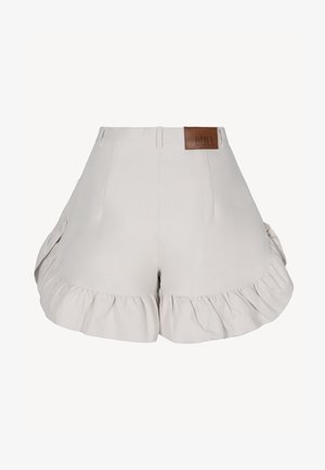 Crèmekleurige shorts met hoge taille, gerimpelde zomen en een bruin leren patch met de tekst "BIZUU" op de tailleband.