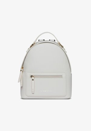 Mochila de piel sintética blanca con forma redondeada, herrajes dorados, un bolsillo frontal con cremallera y un logotipo sutil en la parte delantera. Superficie texturizada.