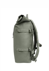 Rulltop backpackki oliivirohelises värvuses, valmistatud vastupidavast kangast. Omab reguleeritavaid rihmasid, külgmist tõmblukktuuri ja lukustussüsteemi turvaliseks ligipääsuks.