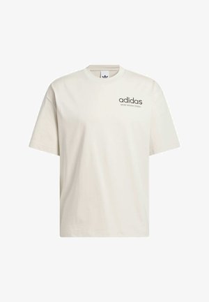 Ljusbeige bomullströja med rundad halsringning, korta ärmar och "adidas" logotyp i mörkgrått på vänster bröst. Mjuk textur.