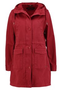 Giacca leggera rossa con cappuccio, due tasche frontali a patta, chiusura con bottoni e un design leggermente aderente. Tessuto liscio e stile casual.