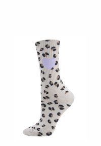Chaussette beige avec imprimé léopard noir et marron, ornée d'un accent en forme de cœur lavande. Texture côtelée, longueur mi-mollet, en mélange de coton.