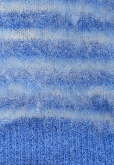 Tecido de lã macio e felpudo com riscas horizontais em várias tonalidades de azul, com acentos em azul claro e um acabamento texturizado.