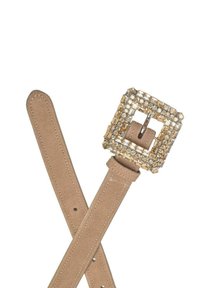 Beige suède riem met een vierkante gesp versierd met kristallen en gouden accenten. Soepele textuur met meerdere gaten voor maatverstelling.