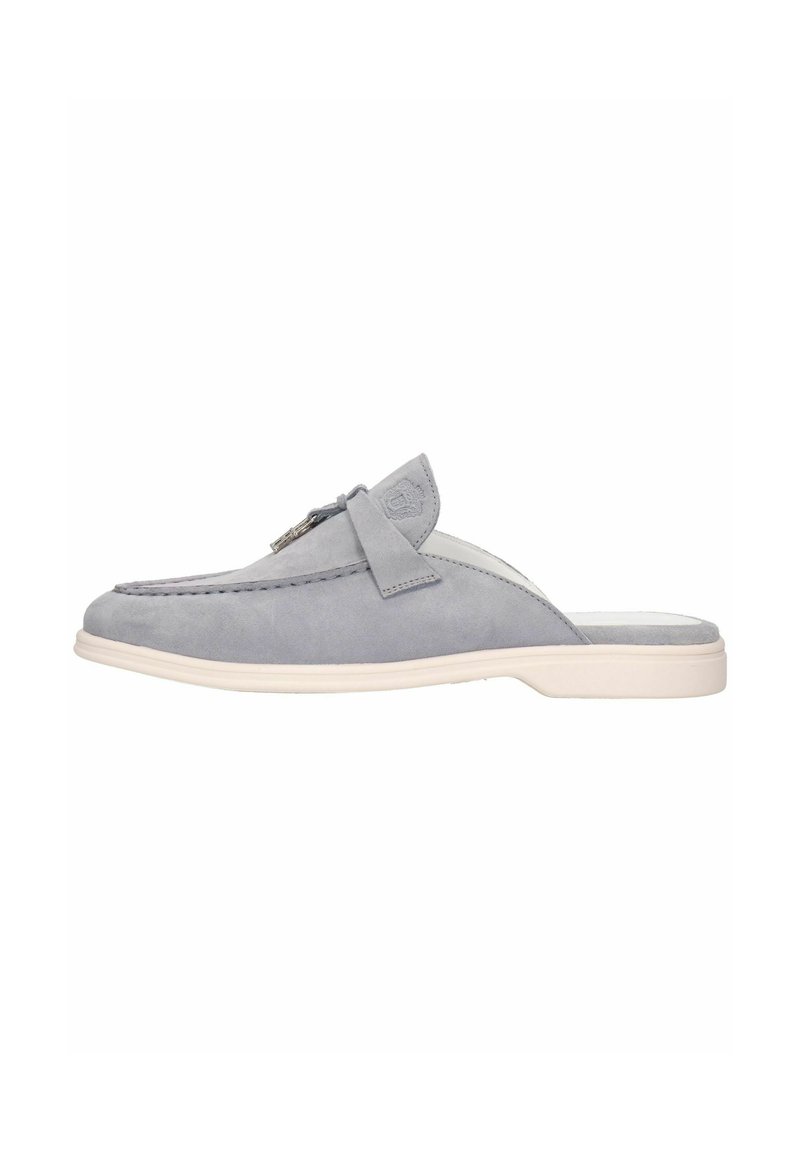 Chaussure à enfiler en suède gris avec un bout arrondi, semelle en caoutchouc de couleur claire contrastante et détail de nœud décoratif sur le dessus.