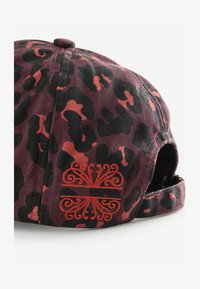 Pasirinkta, burgundy leopard