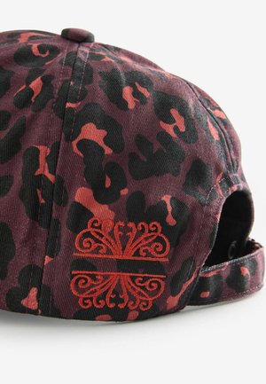 Lippalakki viininpuna-mustassa leopardikuviossa, jossa on oranssi kirjailtu kuvio sivussa. Valmistettu teksturoidusta kankaasta.